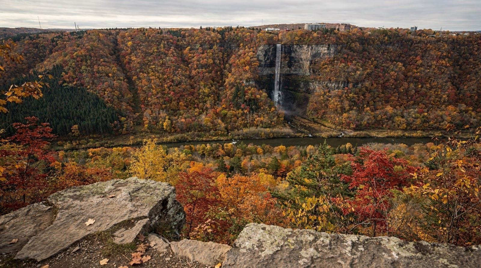Dundas Peak Hamilton hiking guide — Dundas Peak, Tews Falls, and Websters Falls — Hamilton's waterfall-and-lookout h