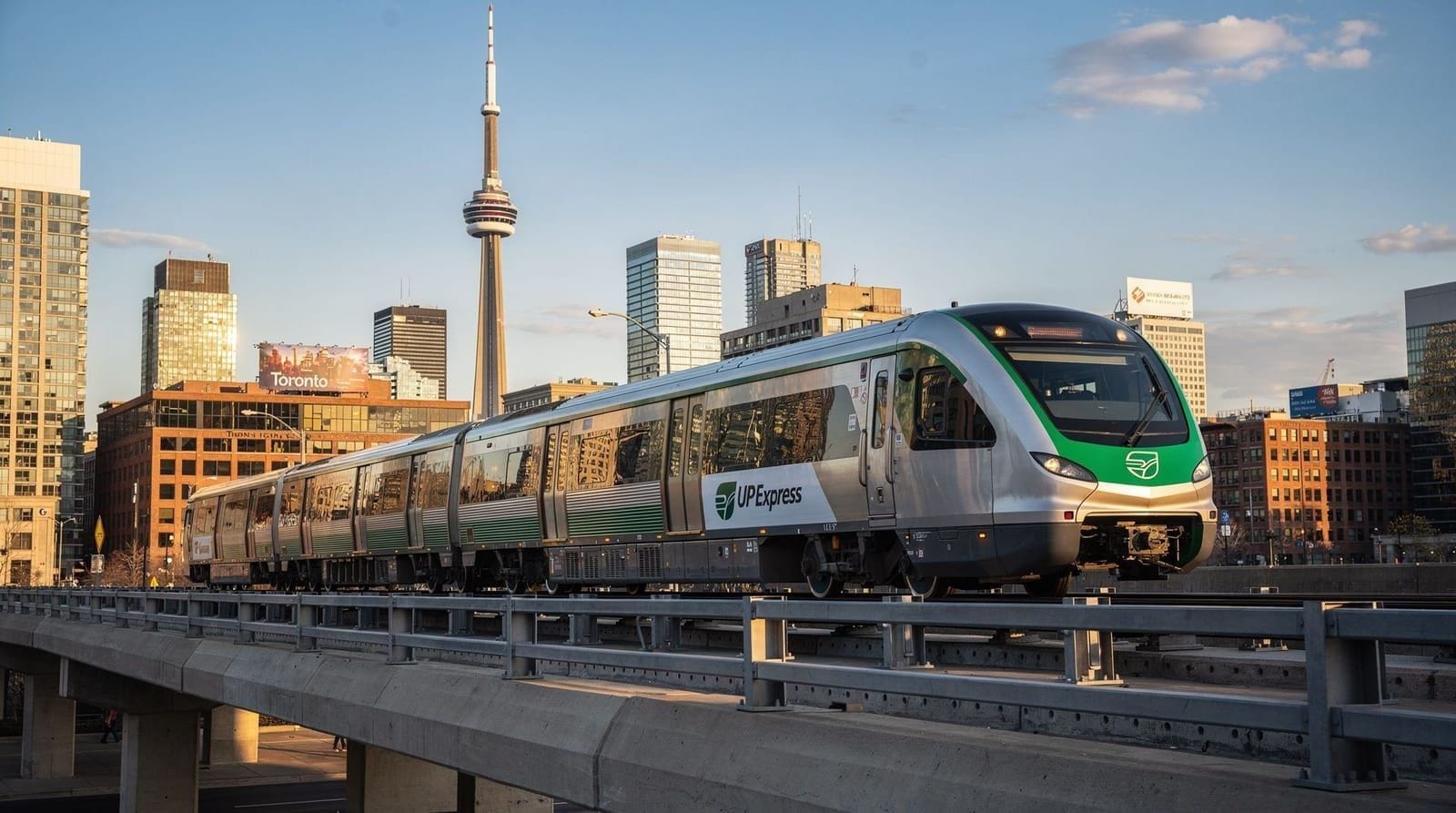 Guida da Pearson Airport al centro città — Tutti i modi reali per raggiungere il centro di Toronto da Pearson — UP Express,